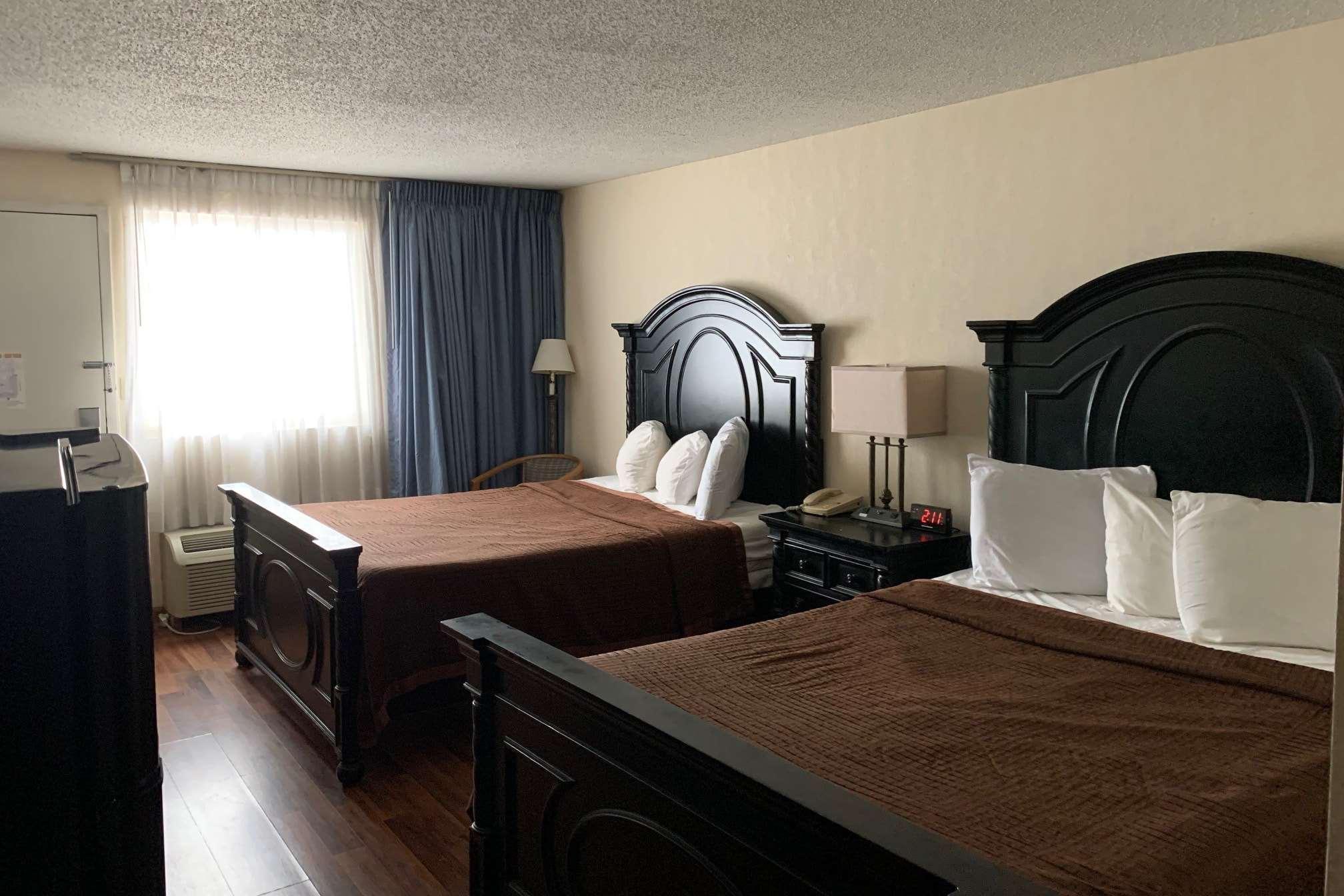 Travelodge By Wyndham Gaylord Bagian luar foto