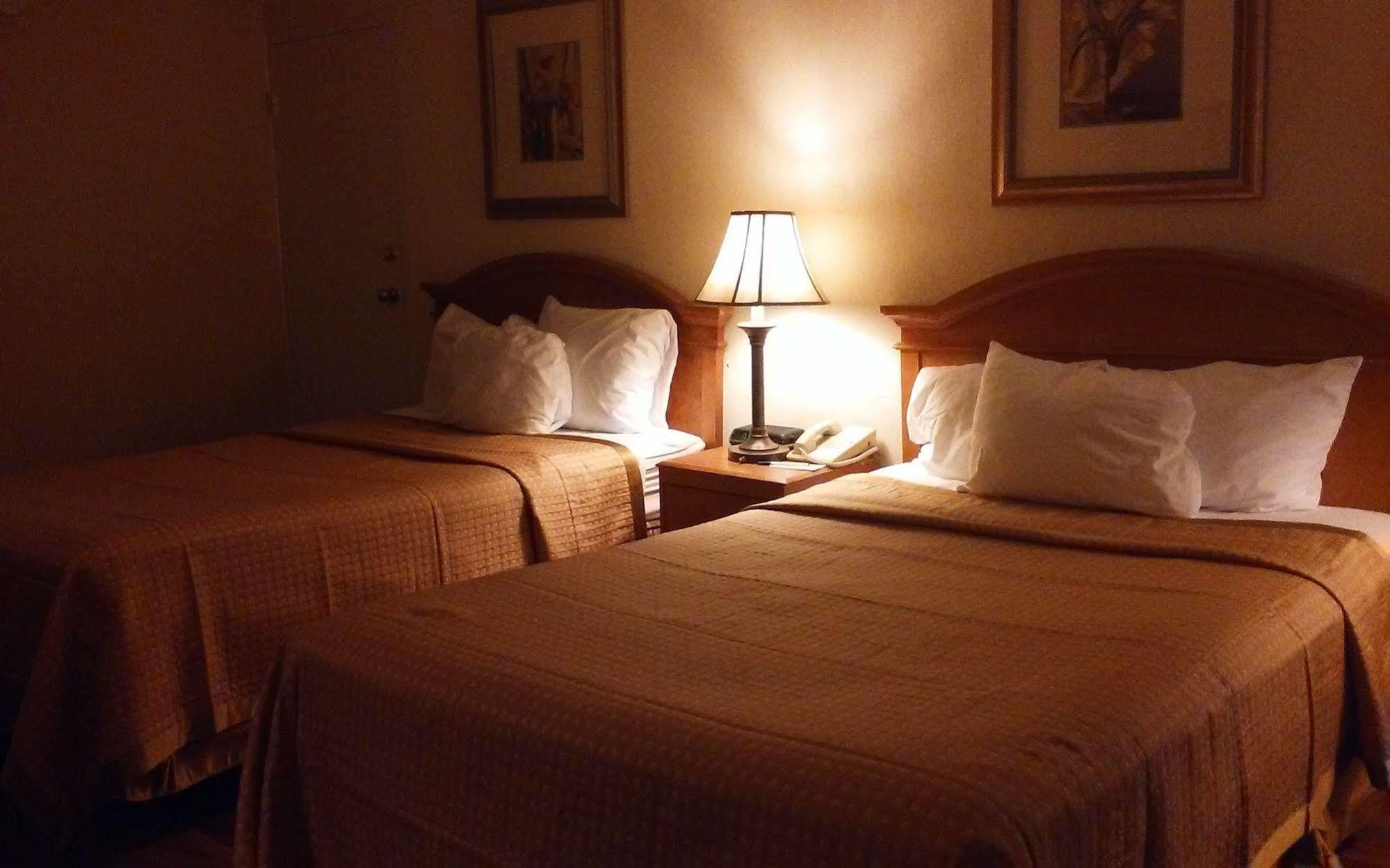 Travelodge By Wyndham Gaylord Bagian luar foto
